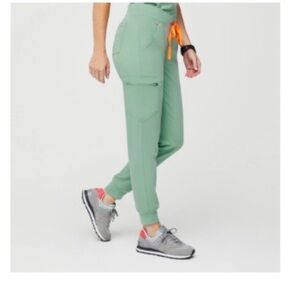 Women’s Small Jade Zamora Jogger Scrub Pants *Discontinued* Shade